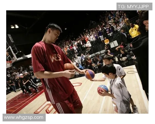 姚明连扣展现绝佳技巧引发球迷热烈欢呼震撼全场篮球盛宴